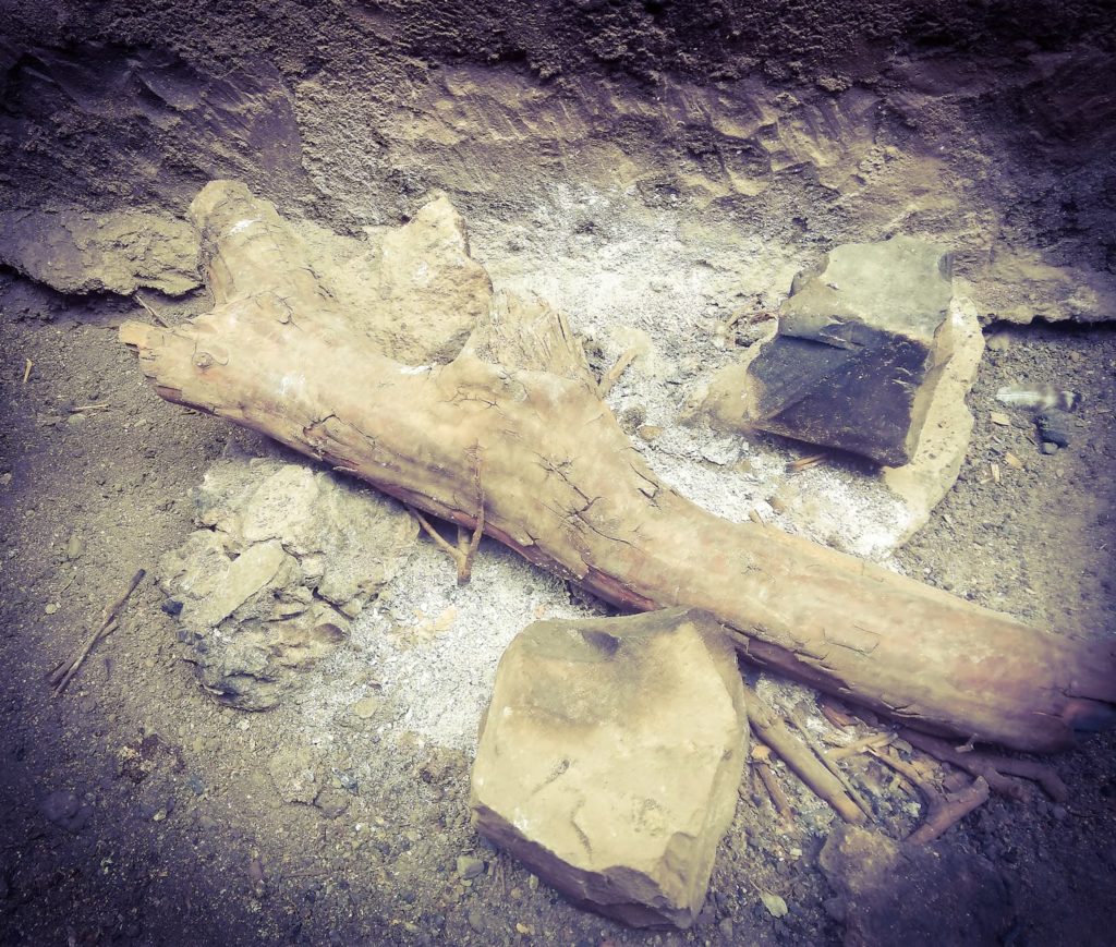 a hastily set up mahiga with four rather than three stones